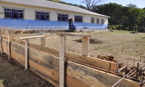 Prefeitura de Pinheiral inicia construção de quadra em escola de área rural